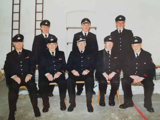 Die Mitglieder der Alters-/Ehrenabteilung in 2001 v.l.n.r. stehend: Knuppertz K, Deuss J, Krapohl P,     sitzend: Esser H., Konnertz W, Syben J, Deuss J, Daners H,