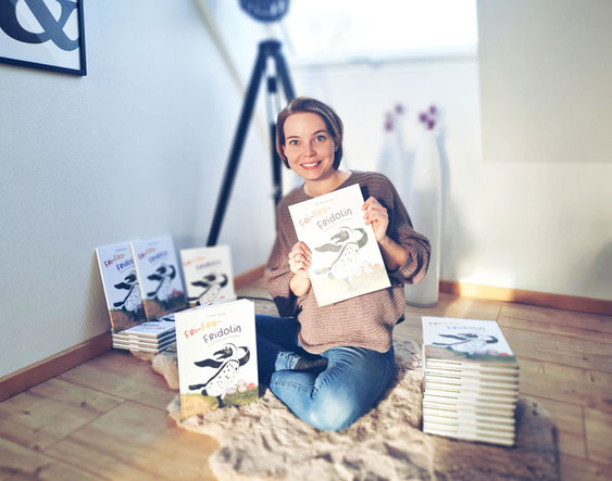 Alena Alteheld mit Ihrem ersten Buch Fri-Fra-Fridolin - gedruckt bei SATZDRUCK