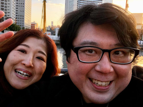 妻：愛琥と記念写真　桜木町汽車道にて