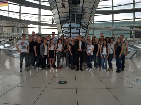 Gruppenfoto mit MdB Erwin Rüddel in der Kuppel des Bundestages