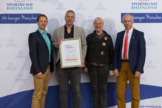 Carsten Poppe erhält stellvertretend für das FvSGY Betzdorf-Kirchen die Urkunde als drittplatzierte Schule im Sportabzeichen-Landeswettbewerb von den verantwortlichen des Sportbunds Rheinland