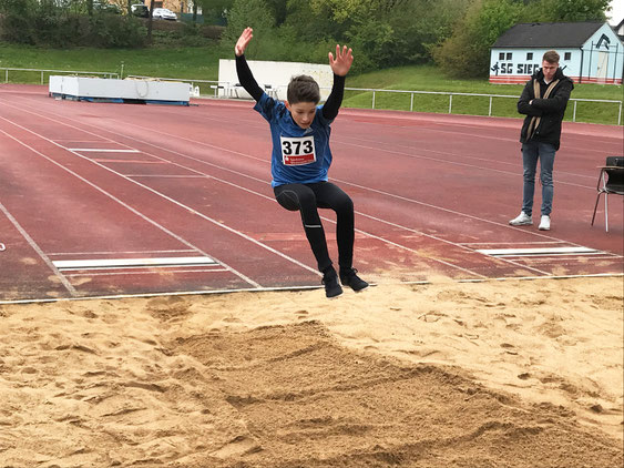 Elija Noel Euteneuer beim Weitsprung