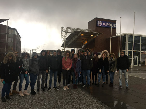 Gruppenfoto vor dem Airbuswerk in Finkenwerder