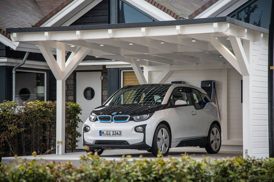 Elektro Auto mit Solarcarport aufladen