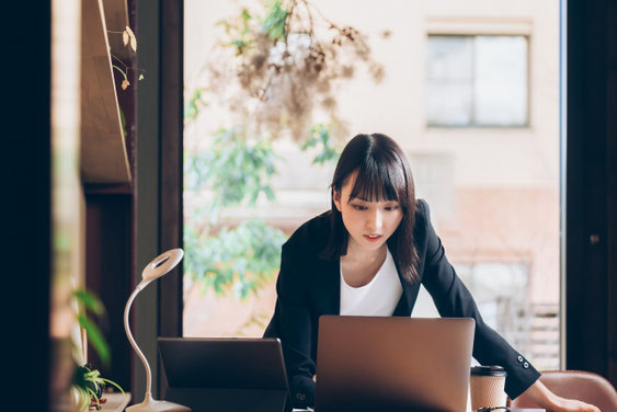 給与計算で忙しい女性