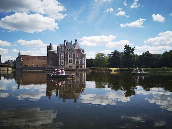 Kasteel van La Bussière en zijn vijver