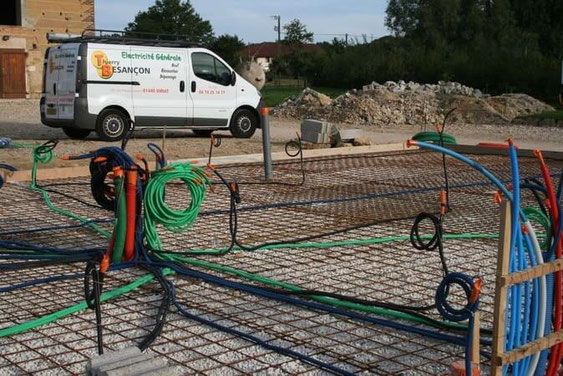 Construction de maison-Installation des gaines électriques avant le coulagede la dalle béton.