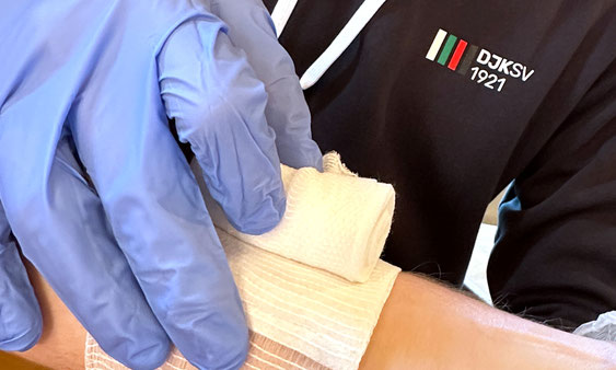 Trainer üben Wundversorgung und Druckverband beim Erste-Hilfe-Kurs DJK-SV Wasseralfingen | has-shadow