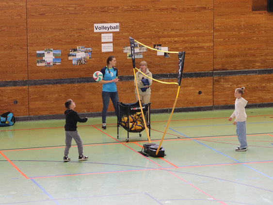 Kinder in der Sporthalle beim Volleyballangebot am Sporttag des DJK-SV Wasseralfingen | has-shadow