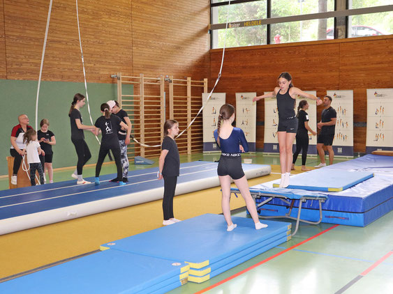 Kinder in der Sporthalle bei der Sportakrobatik am Sporttag des DJK-SV Wasseralfingen | has-shadow