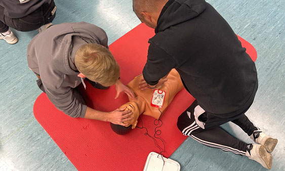HLW und Defibrillator-Training beim Erste-Hilfe-Kurs Sport DJK-SV Wasseralfingen | has-shadow