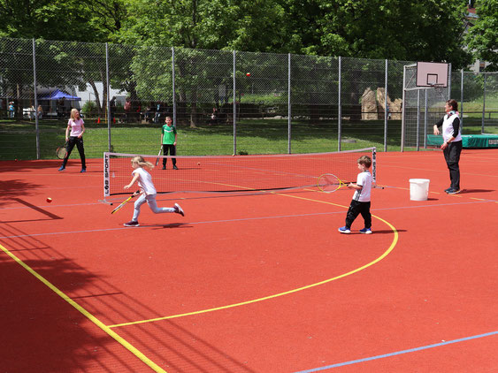 Kinder auf dem Tennisfeld beim Sporttag des DJK-SV Wasseralfingen | has-shadow