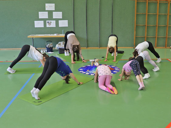 Kinder in der Sporthalle beim Angebot Kinderyoga | has-shadow