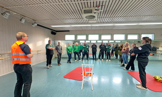 Trainergruppe beim Erste-Hilfe-Sportkurs DJK-SV Wasseralfingen unter Anleitung DRK | has-shadow
