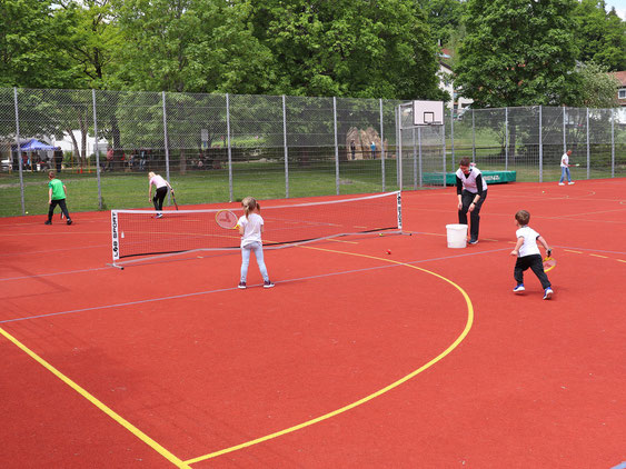 Kinder auf dem Tennisfeld beim Sporttag des DJK-SV Wasseralfingen | has-shadow
