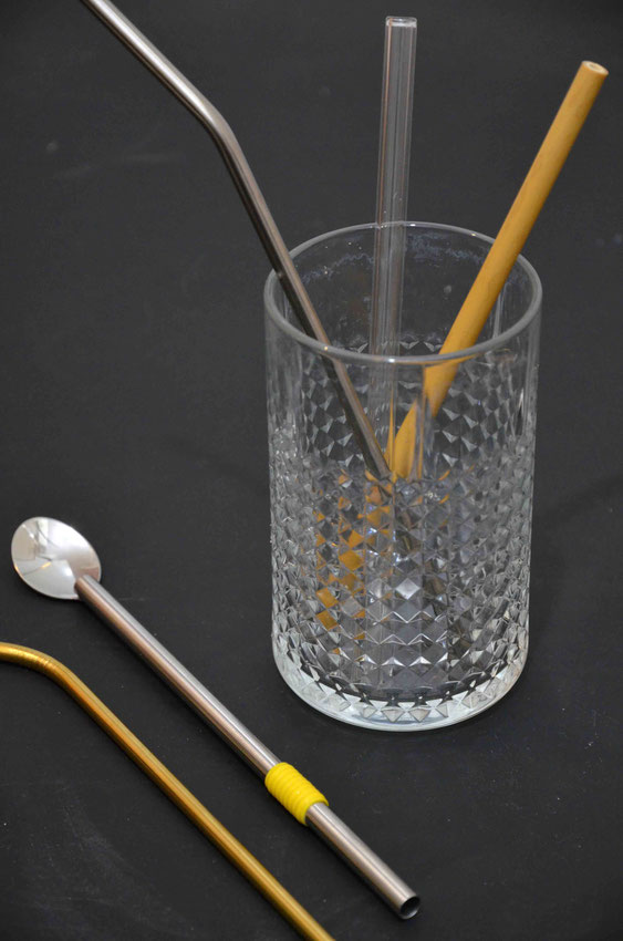 Trinkglas mit verschiedenen nachhaltigen Strohhalmen aus Glas, Edelstahl und Bambus