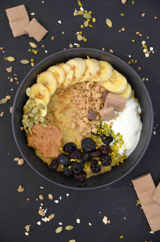 Besonders warmes Frühstück lässt sich immer wieder kreativ neu gestalten - durch die passenden Gewürze und weiteren Toppings. So ist das klassische, schottische Porridge schon lange unser (all-)tägliches Lieblingsfrühstück.