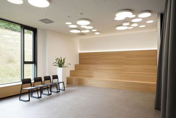 Wienss Innenausbau GmbH - Innenausbau, Objektbau, Küchenzeile - Meeting Room mit Sitztreppe in Eiche Multiplex