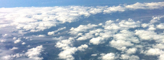 Vue d'avion au dessus des nuages