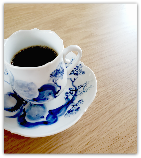 画像は、妹に淹れてもらった美味しいコーヒーと素敵なマイセンのカップ♡
