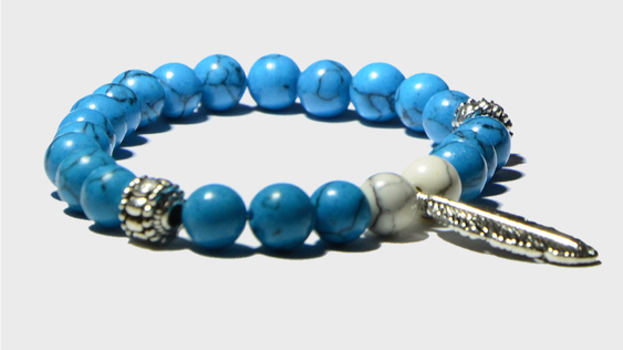 Bracelet bleu en perle et pendentif plume