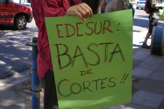Protesta de los vecinos por los cortes de luz ocasionados por la empresa Edesur