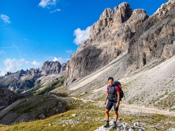 Outdoor-Bloggerin Myriam von Puls der Freiheit in der Bergwelt der Dolomiten – authentische Wander- und Bergmomente für Tourismus- und Outdoor-Kooperationen