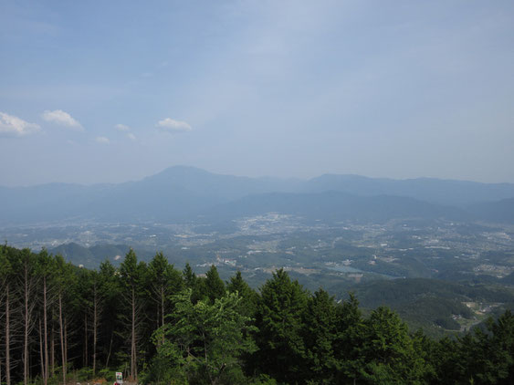唯一の展望地「一望千金」の展望台からの眺め 霞んでいるが恵那山が見える