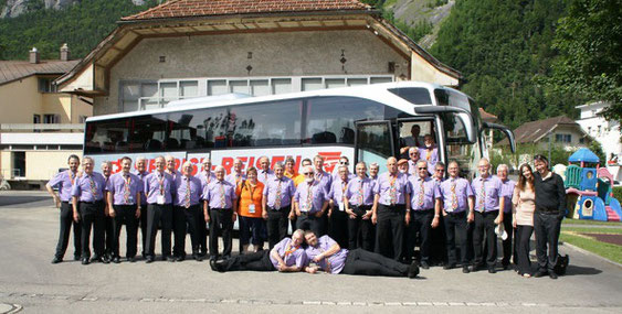 Der Männerchor Frick vor der Heimfahrt (in der Mitte die Begleitperson des OK Meiringen)