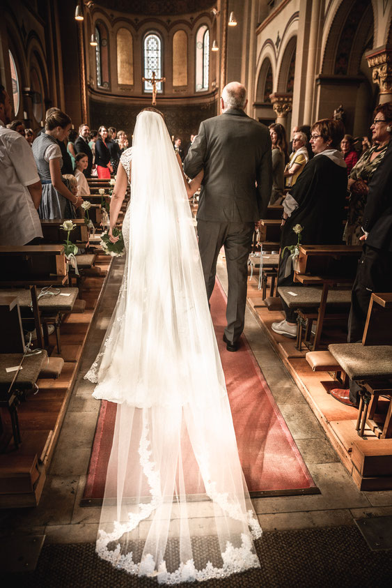 Euer Hochzeitfotograf Mainz - Braut schreitet in der Maria Ward Kapelle in Mainz zum Altar