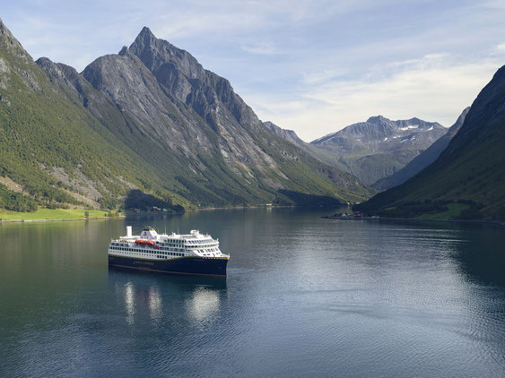 Havila Schiff im Hjørundfjord