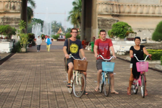 De droite à gauche: Mimi - Alex - Pierre (Vientiane, Laos)