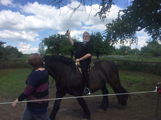 Unser Kaiser "Heinz" hat sich schon mit seinem "großen" schwarzen Schelmenpferd angefreundet. Tier und Mensch sollen sich schon kennen, wenn es dann im August soweit ist.