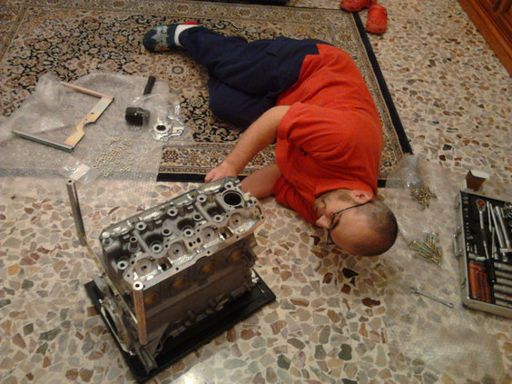 Chi non è mai stato sdraiato sul pavimento del proprio salotto di casa per montare un motore?! 