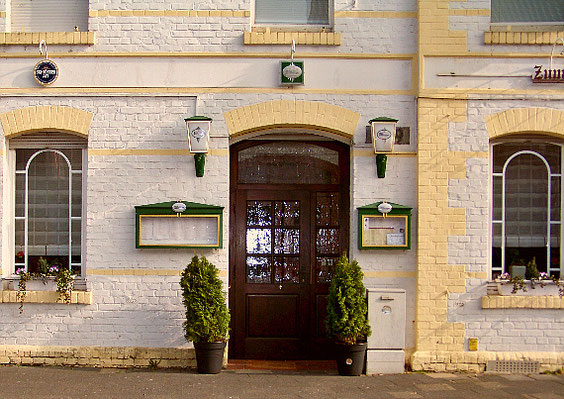 Zum Rundgang durch unser Restaurant klicken Sie einfach auf die Restaurant-Tür