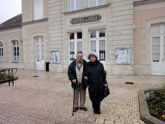 M. et Mme Métais devant l'hôtel de ville