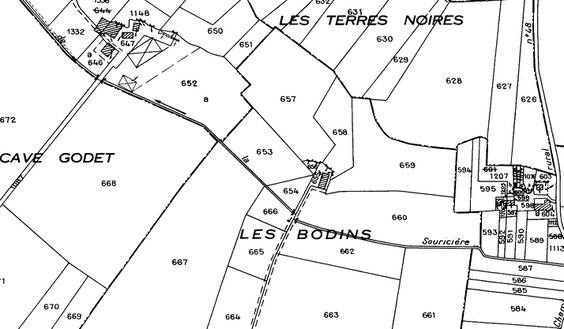 Les deux bâtiments d'origine ont disparu, mais un nouveau a été construit devant les caves. Actuellement il semble en ruines.