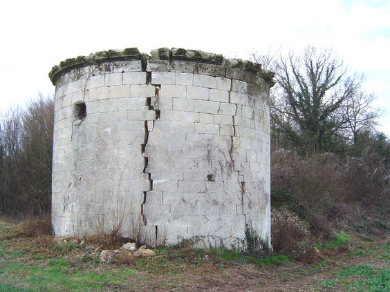 Ce qui reste de la fuie ( pigeonnier) au bord du chemin.