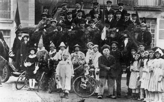 En 1920, lors d’une cavalcade, les musiciens ont pris place sur un camion