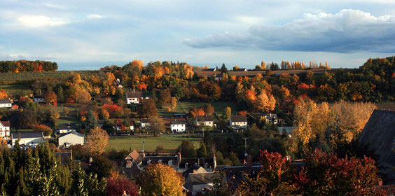 Voici la colline des Justices vue depuis le cimetière par un bel après-midi de novembre 2010