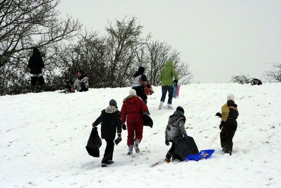 Les enfants en profitent pour pratiquer la luge