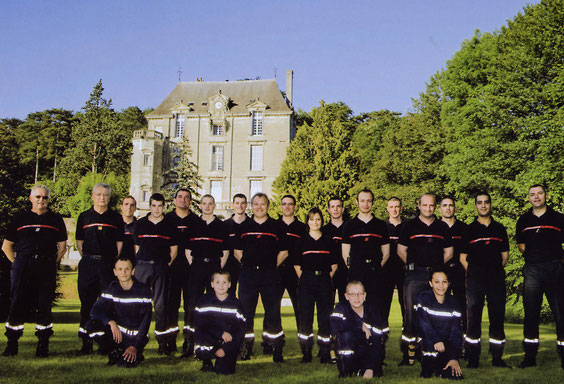 Les pompiers du centre de St Paterne posant devant le château de la Roche-Racan, pour leur calendrier 2010