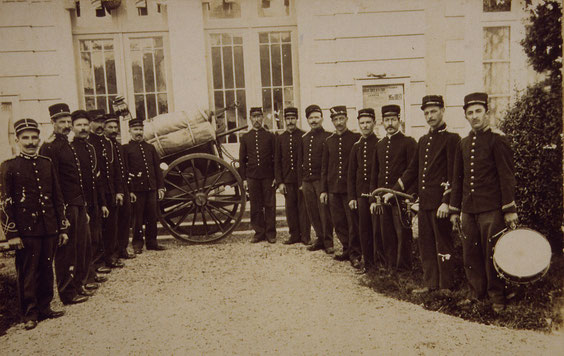 Le corps des pompiers de St Christophe sous la conduite du lieutenant Baillou, à gauche, au début du XXe siècle