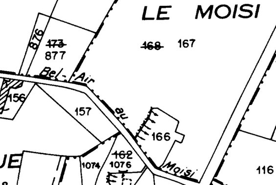 Sur le cadastre actuel, on ne distingue que les entrées de caves.