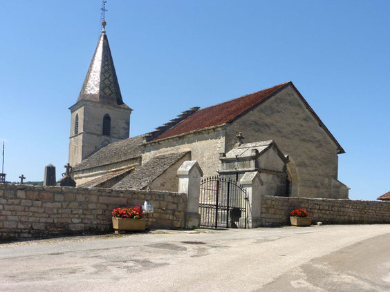 L'église et son clocher en tuiles vernissées