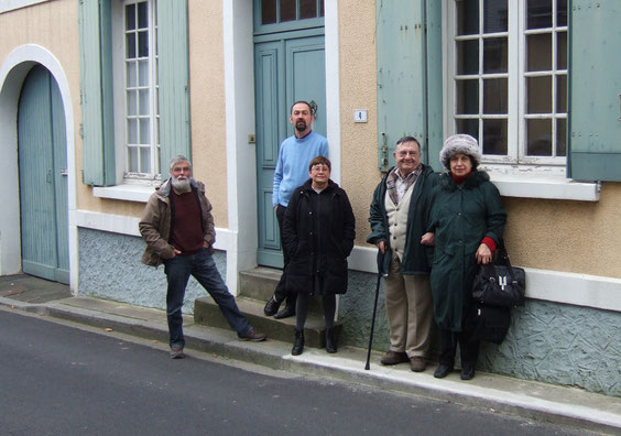 Devant la maison où vécu leur ancêtre