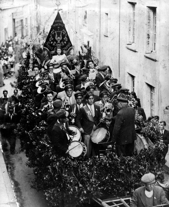 Elle participa aux toutes premières foires de St Christophe, la voici sur un char en 1947