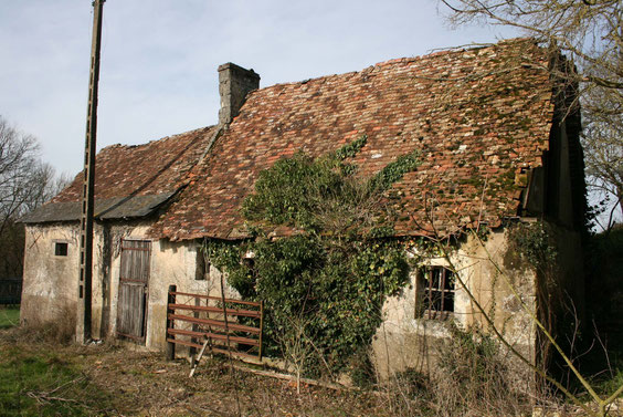 Le bâtiment en assez mauvais état (l'électricité n'arrive plus au poteau).