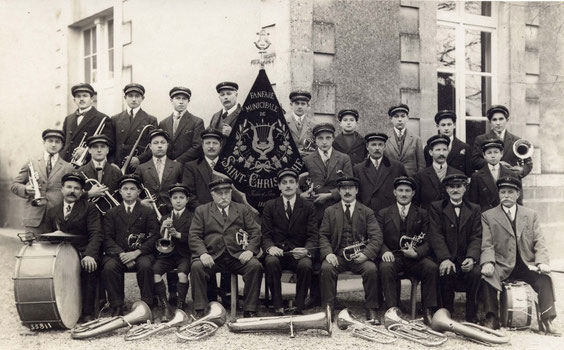 Les musiciens entourant M. Bodin, en 1928