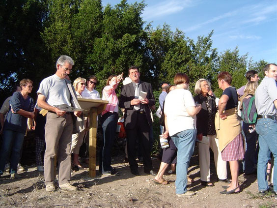 Au sommet de la motte féodale, le jour de l'inauguration du parcours